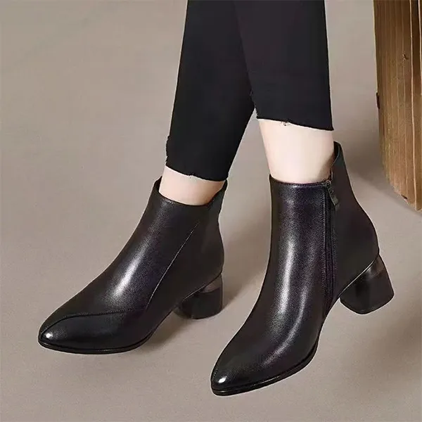 Kurze Stiefeletten mit spitzer Spitze und dickem Absatz